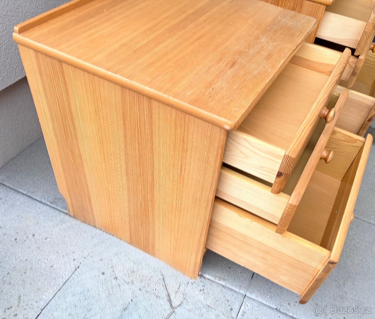 Dřevěný noční stolek s šuplíky - 3