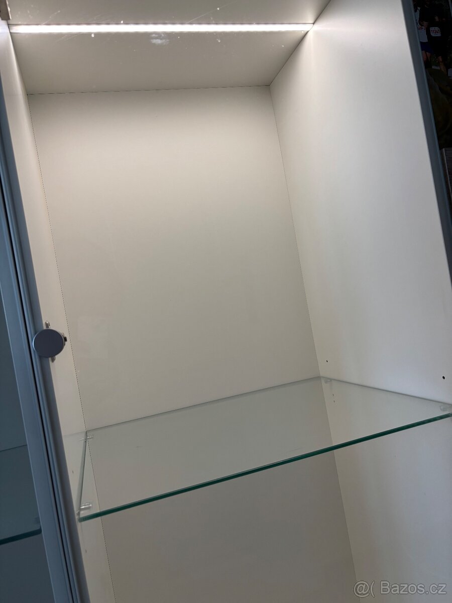 Vitríny s tvrzenými skly - 3