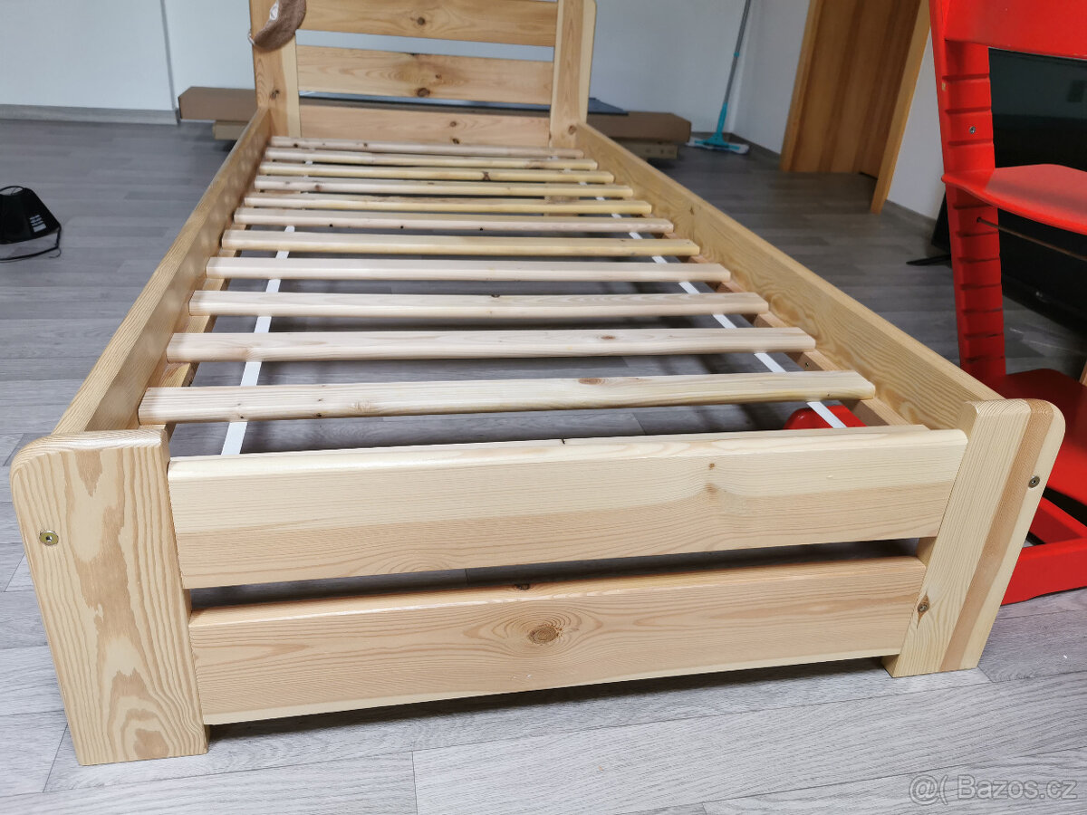 Masivní dřevěná dětská postel 90x200 cm - 3