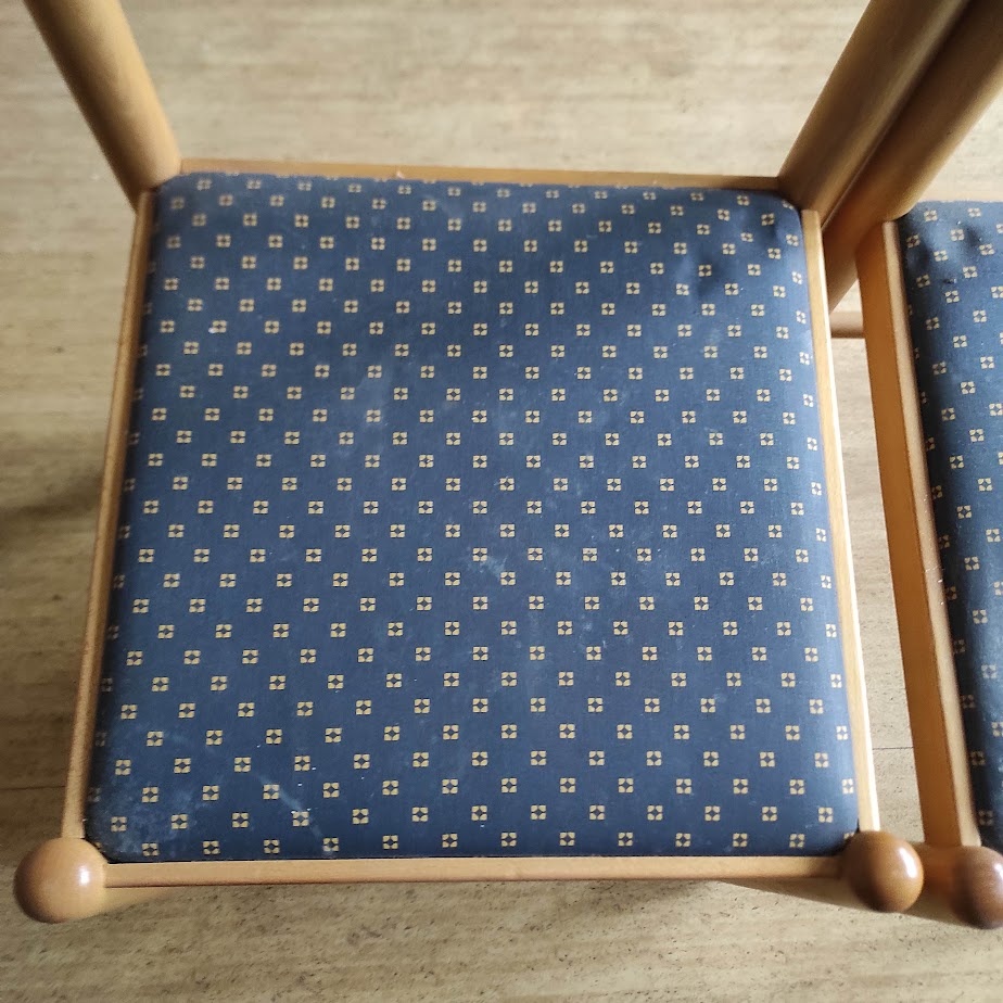 2 dřevěné židle s čalouněným sedákem - 3