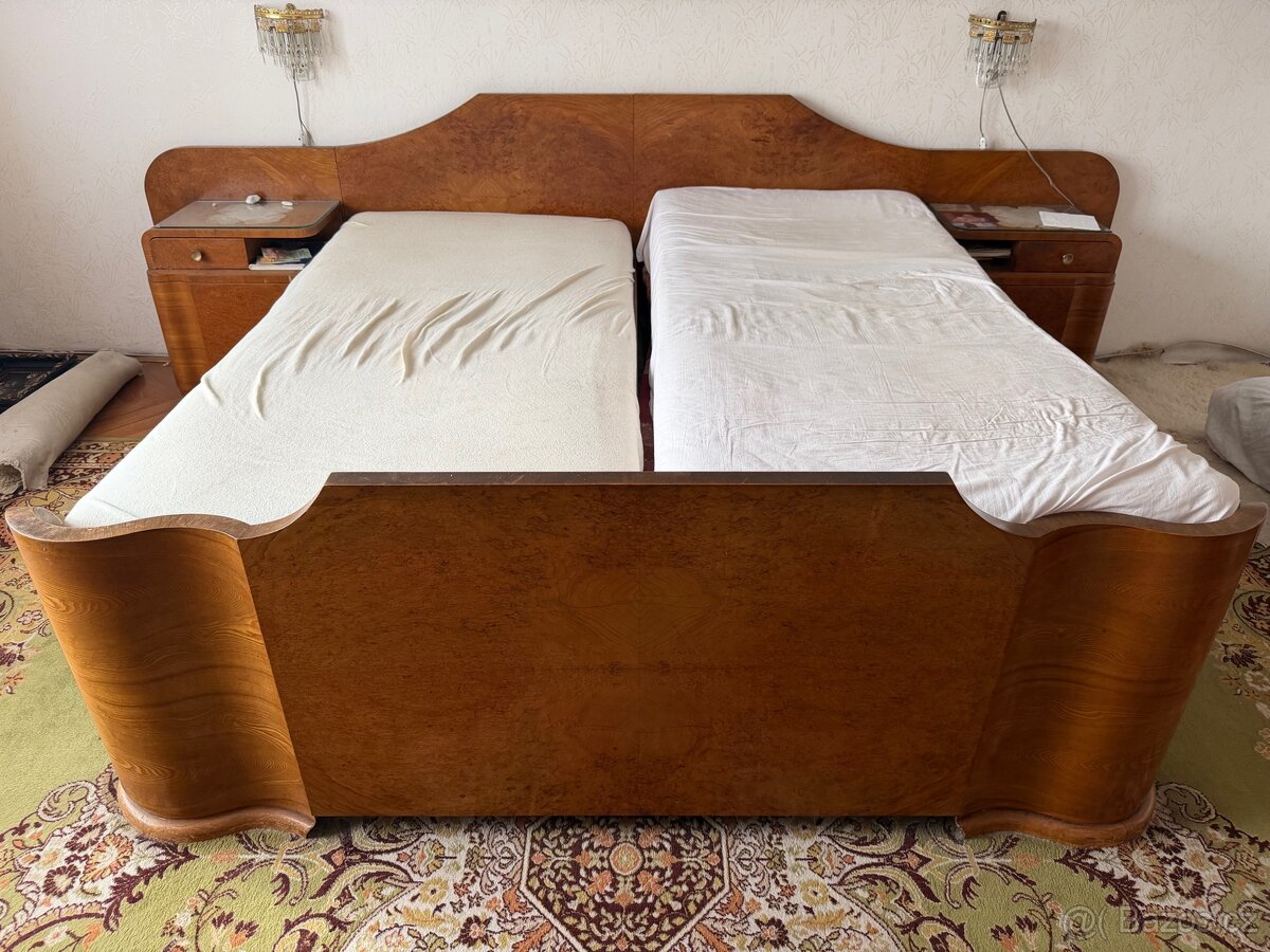 Starožitný masivní nábytek - skříně a postel - 3