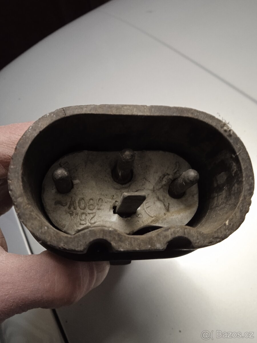 Bakelitová zástrčka - 3