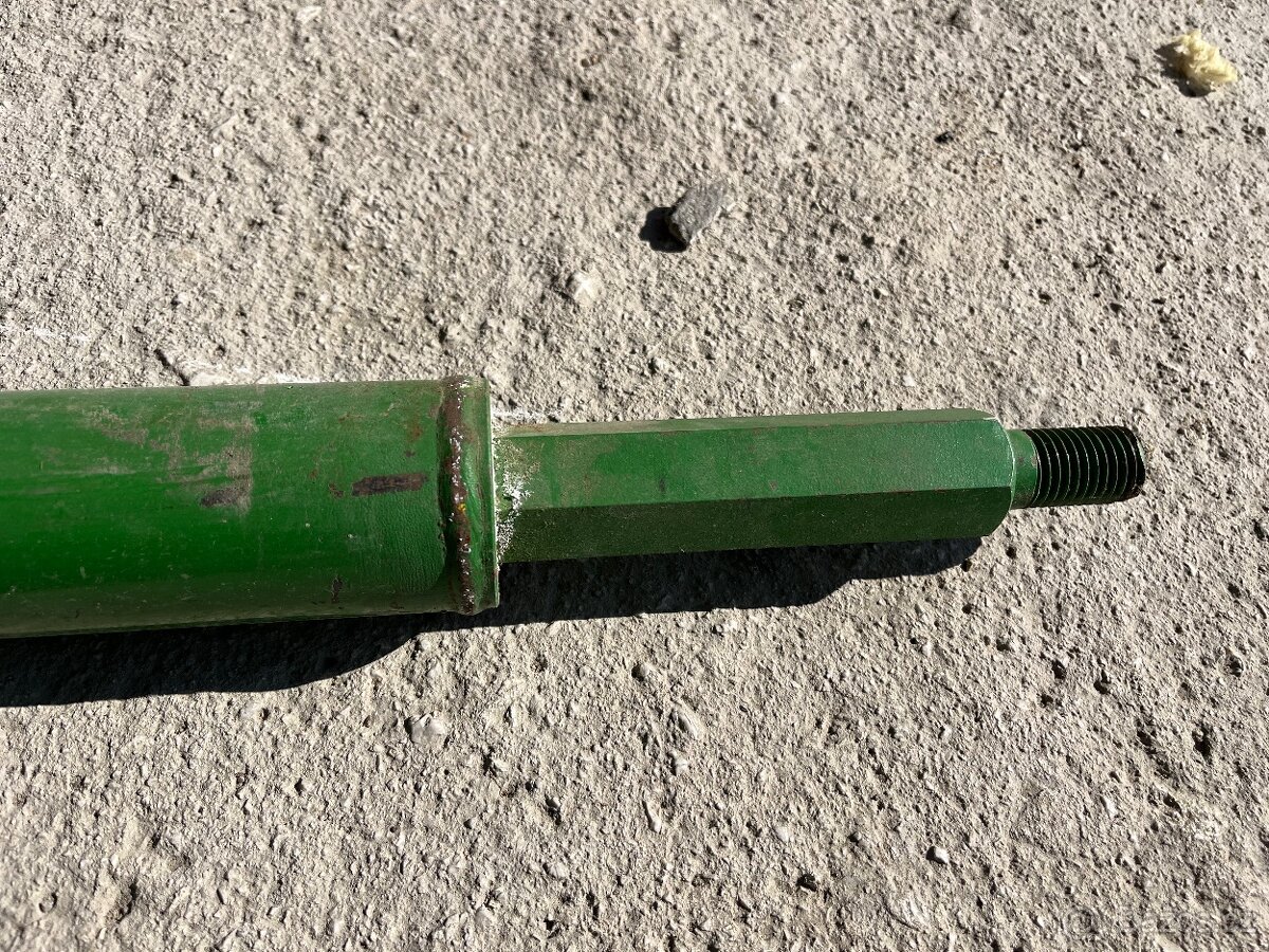 AXE10828 hnacia hriadeľ lišta John Deere R - 3