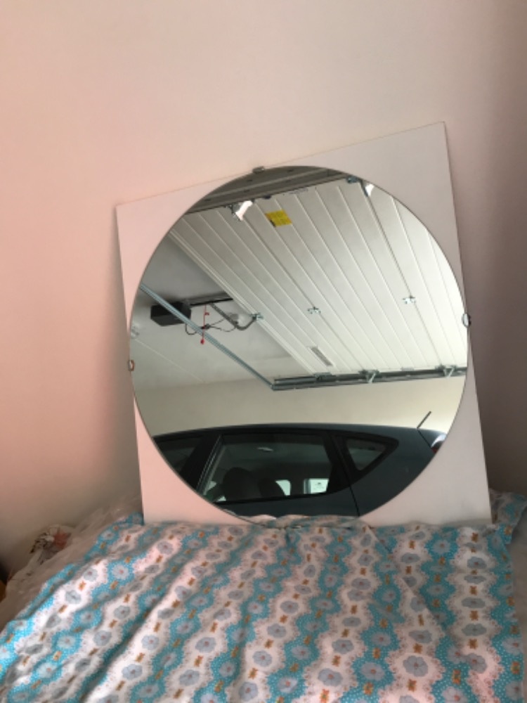 Kulaté zrcadlo na bílé dřevěné desce. - 3