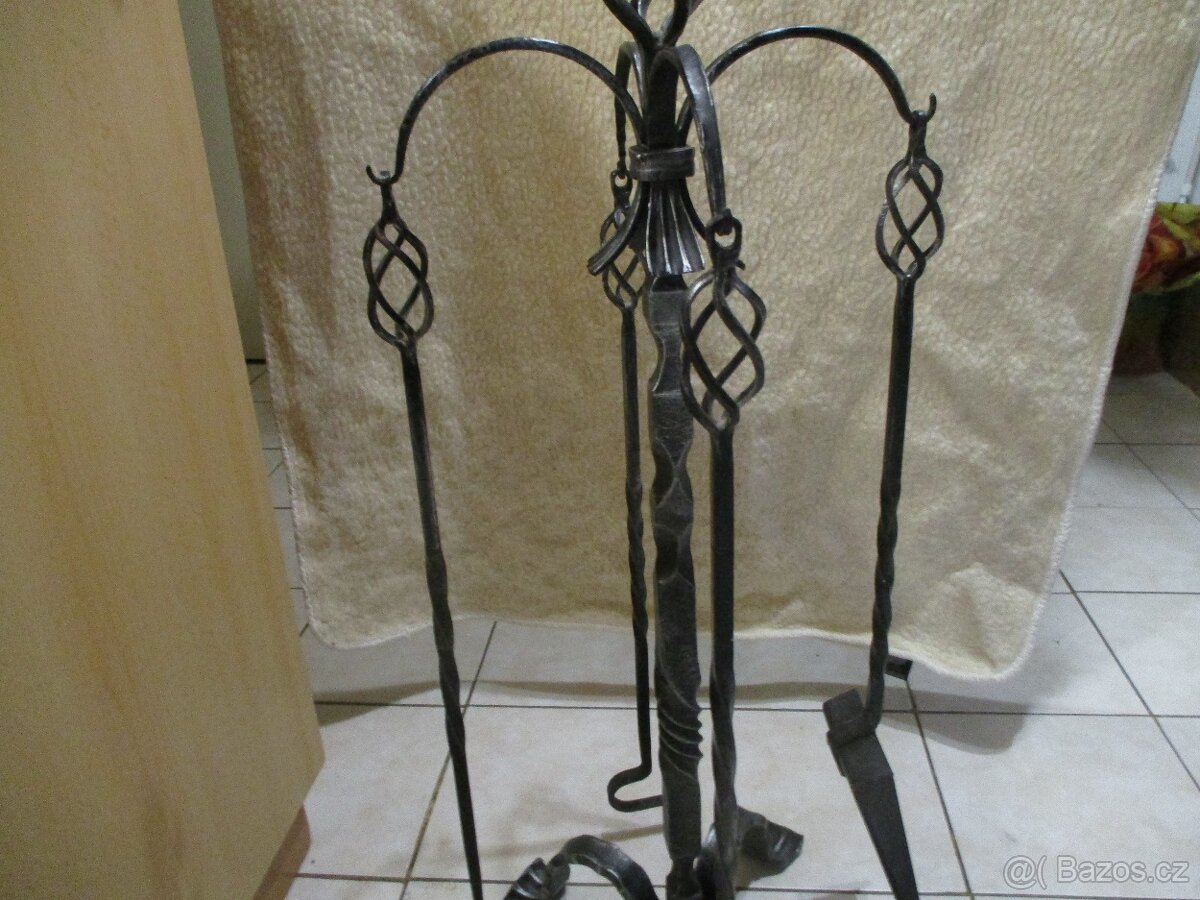 RUČNĚ KOVANÝ STOJAN KE KRBU S NÁŘADÍM - 3