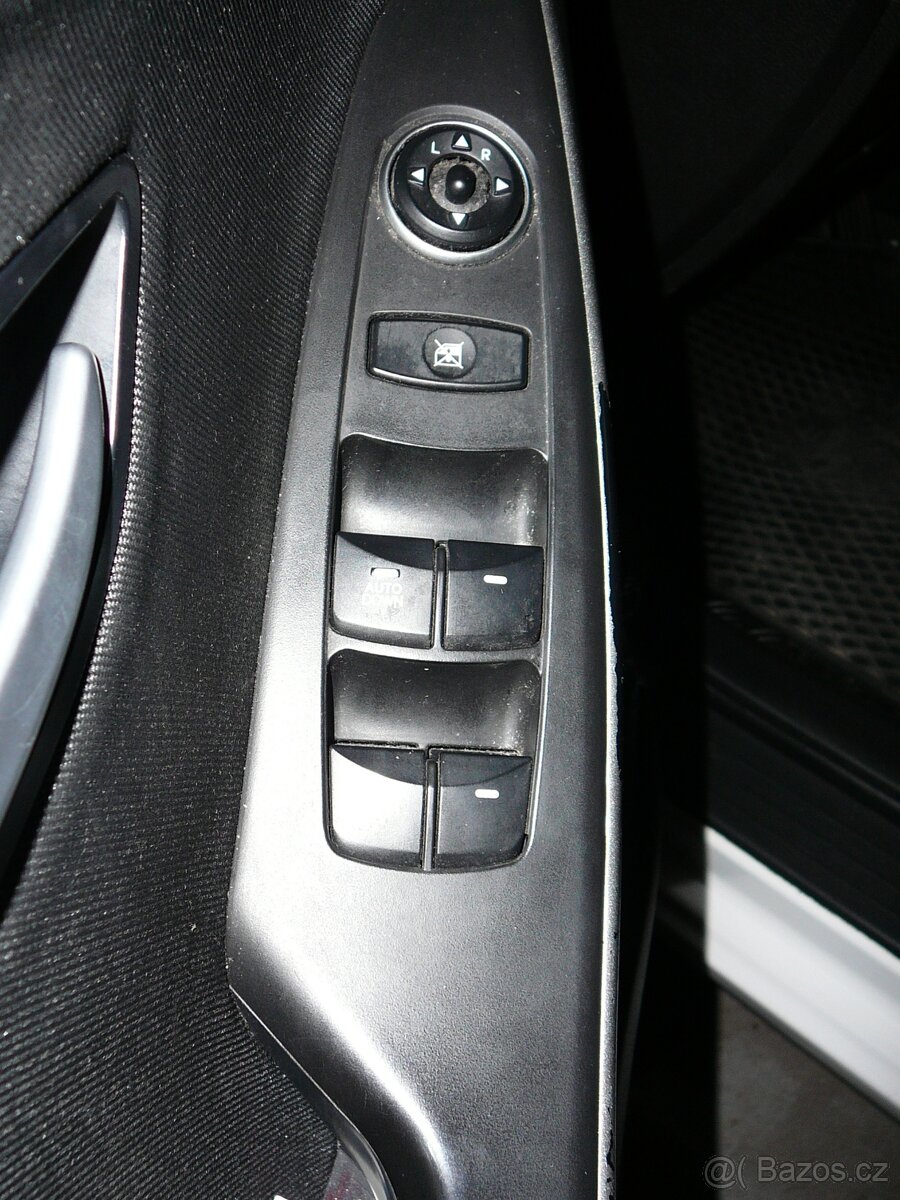 Hyundai i30-vypinač na stahování oken. - 3