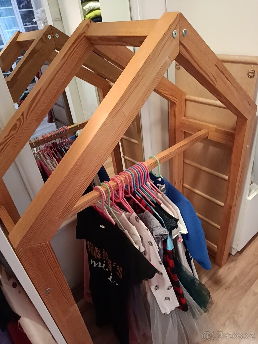 Domečkový věšák na oblečení - 3