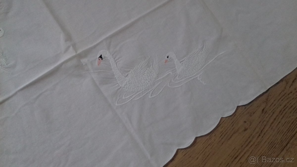 VYŠÍVANÝ UBRUS - LABUTĚ - 3