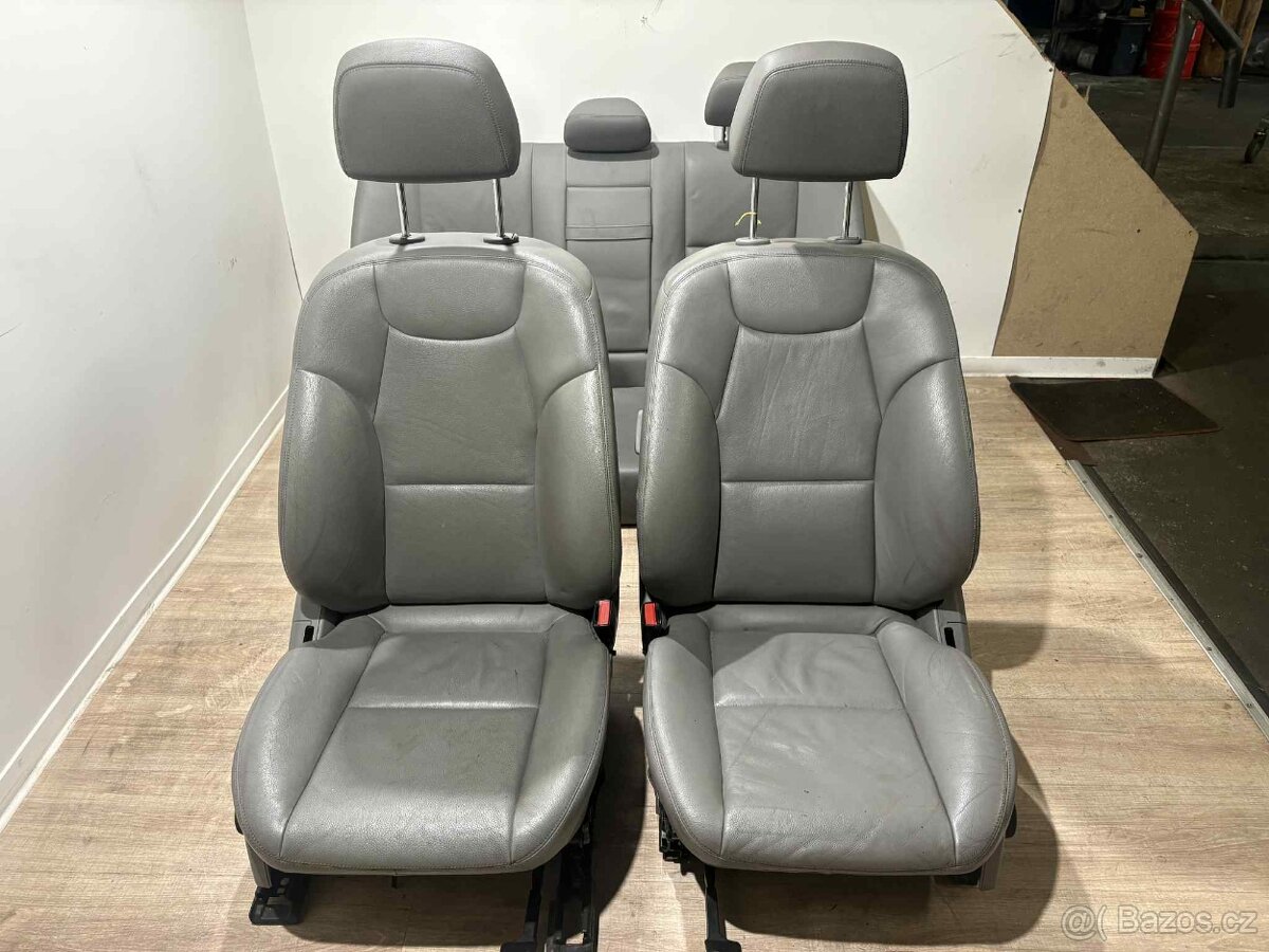 /// Sedačky Mercedes Benz W204 Sedan /// - 3