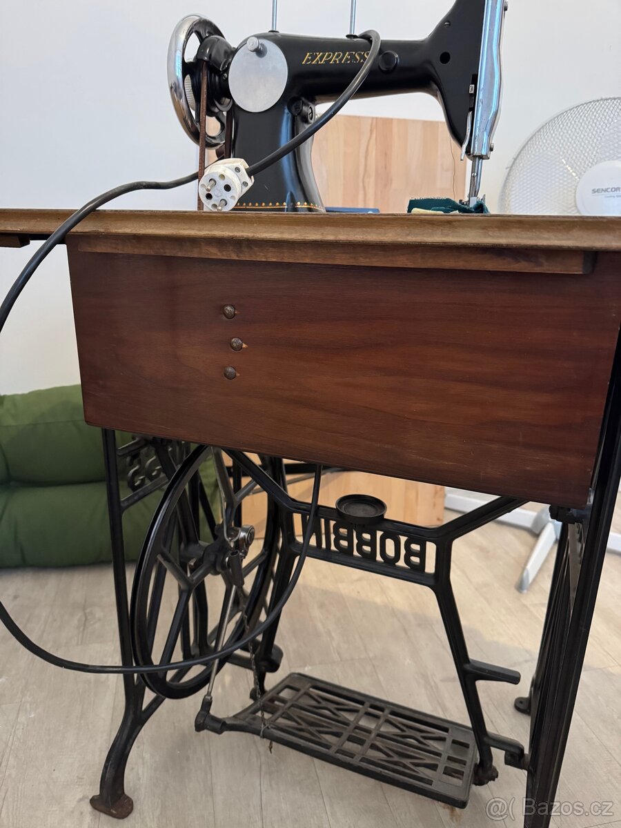 Starý šicí stroj - Central Bobbin FN35 - 3