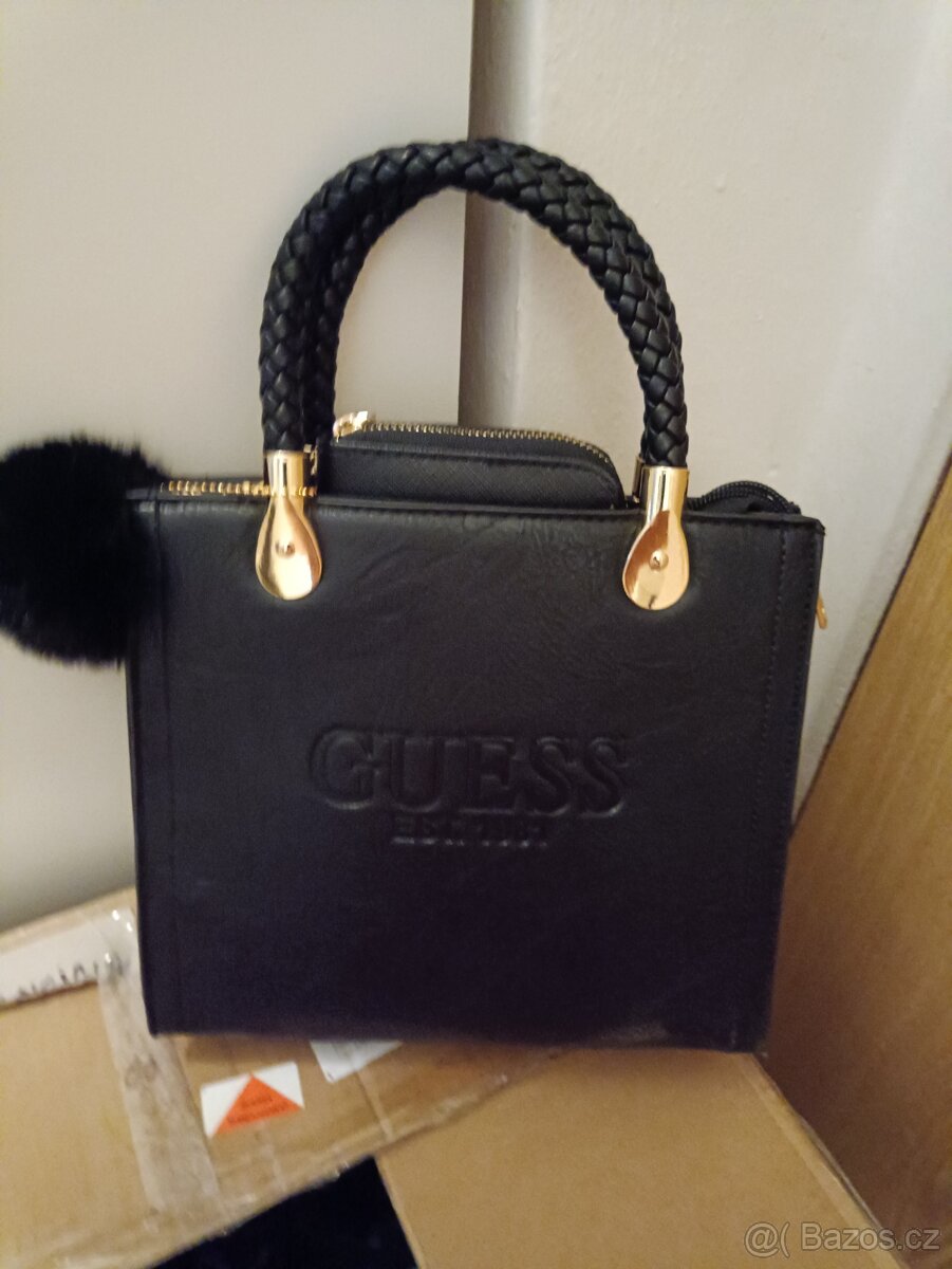 Kabelka Guess s peněženkou, 2 klíčenky a odnímatelný popruh. - 3