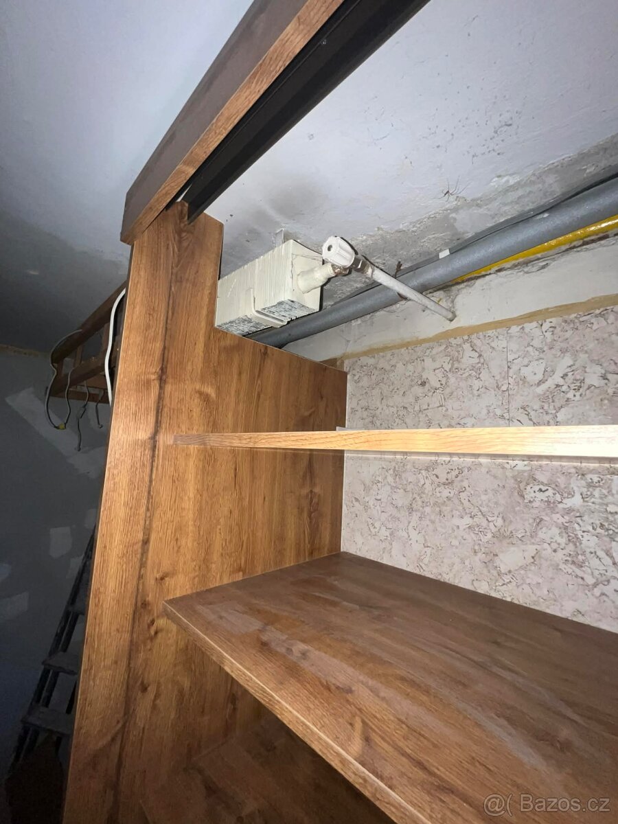 Rohová vestavěná skříň - 3