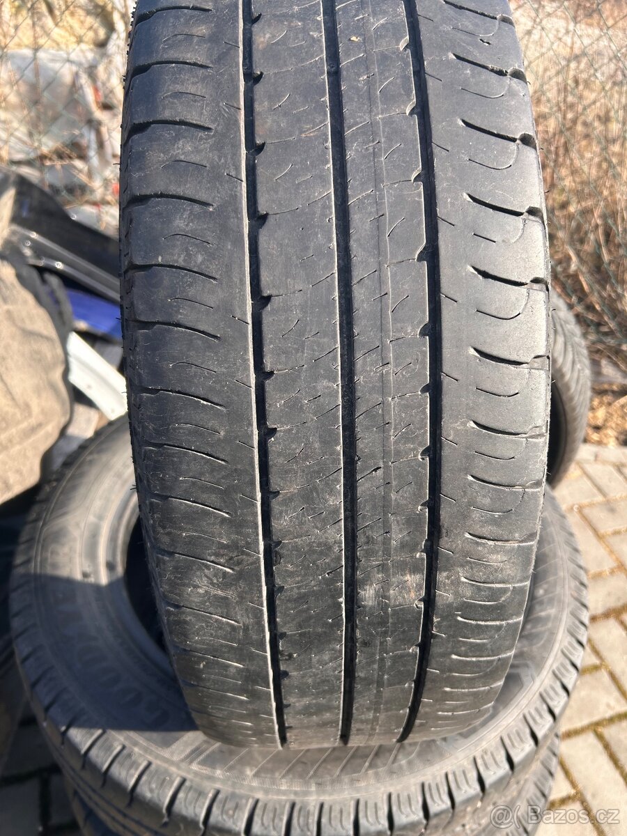 Prodám letní pneu 215/60R17C - 3