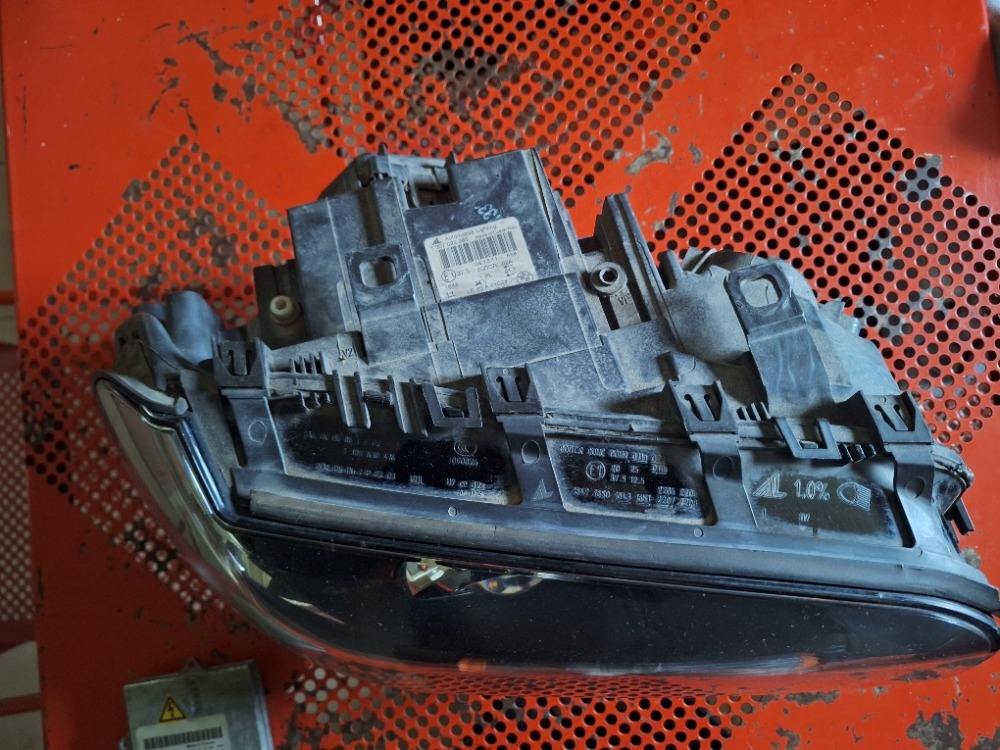 Přední pravé světlo X3 E83 D2S+ H7 XENON - 3