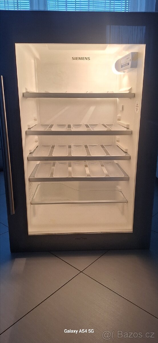 Vestavná vinotéka Siemens. - 3