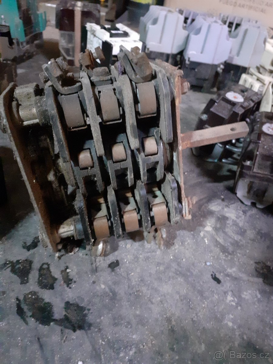 Staré jističe,stykače,relátka atd.... - 3