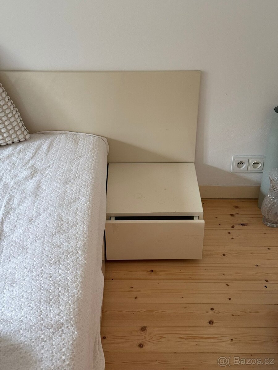Manželská postel s nočními stolky - 3
