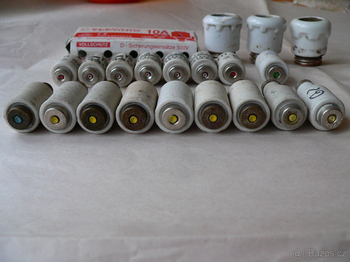 Keramické pojistky, různé hodnoty 6A - 25A celkem 10ks + 2ks - 3