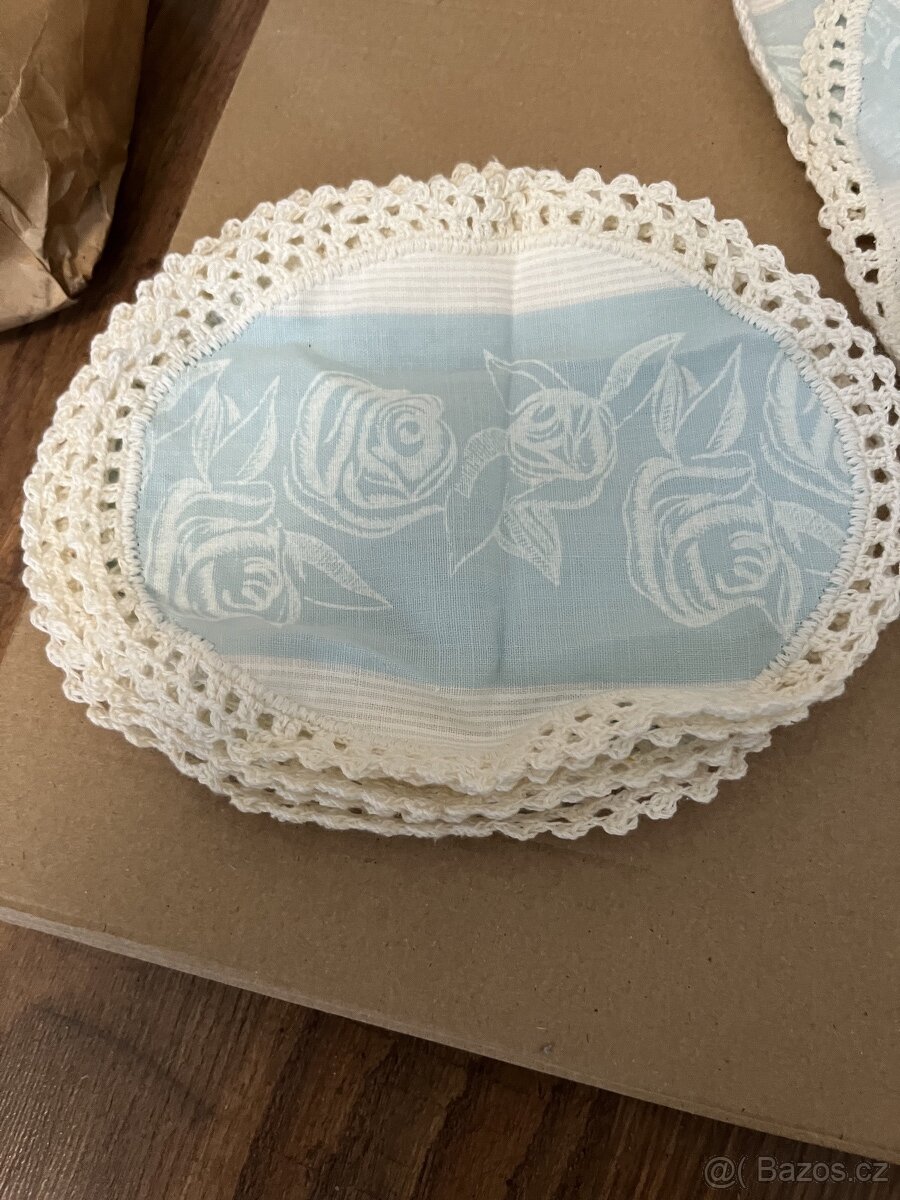 Staré vyšívané, háčkované prostírání - 3