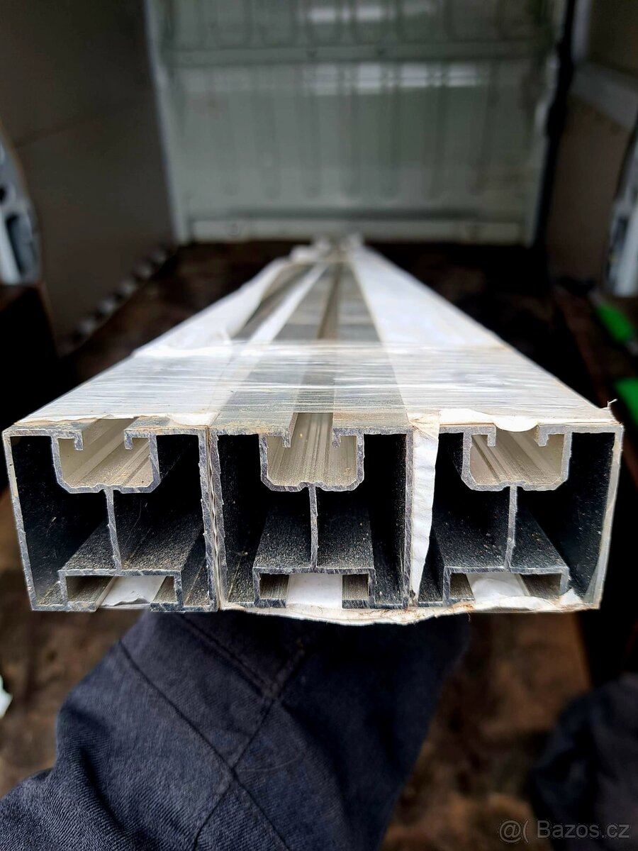 Středový a krajový úchyt na panel - 3