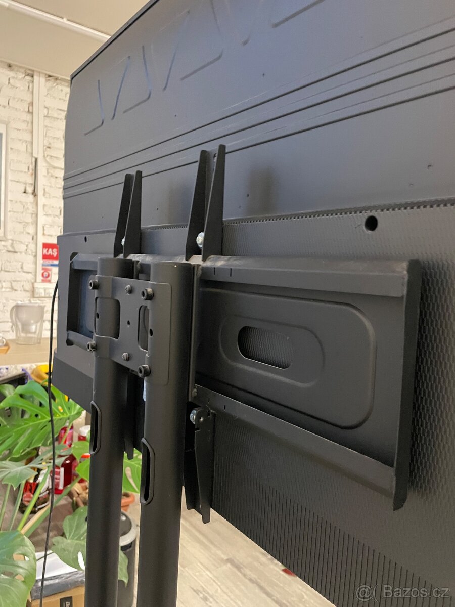 Televize s úhlopříčkou 55 + stojan na kolečkách - 3