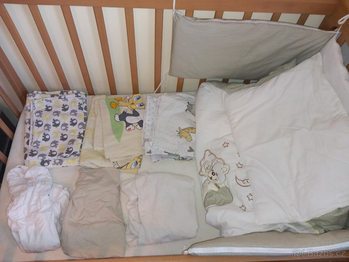 Dětská postýlka na kolečkách a výbava - 3