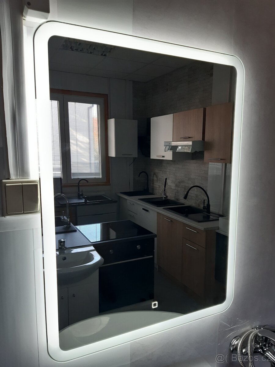 Koupelnové zrcadlo LED 60 x 80 cm - 3