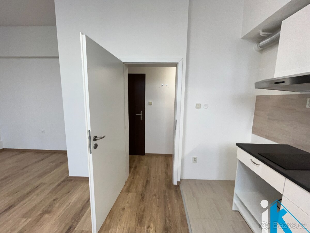 Kancelář cca 40m2 - 3