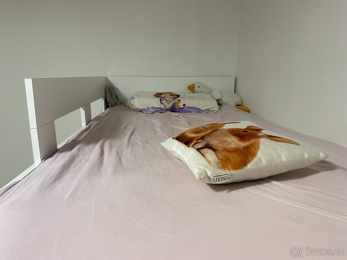 Bílá postel pro menší prostory - 3