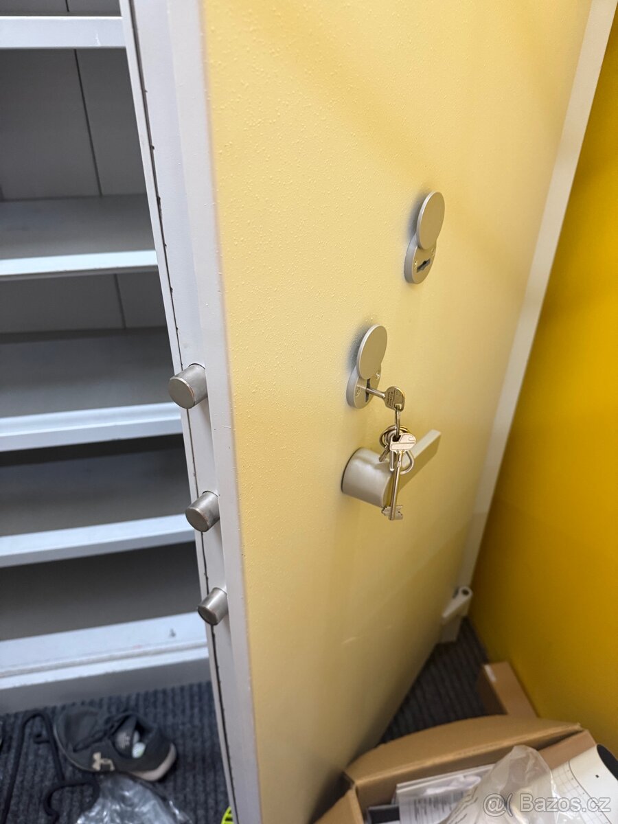 Archivační skříň s tremi uzamykatelnymi zasuvkami - 3