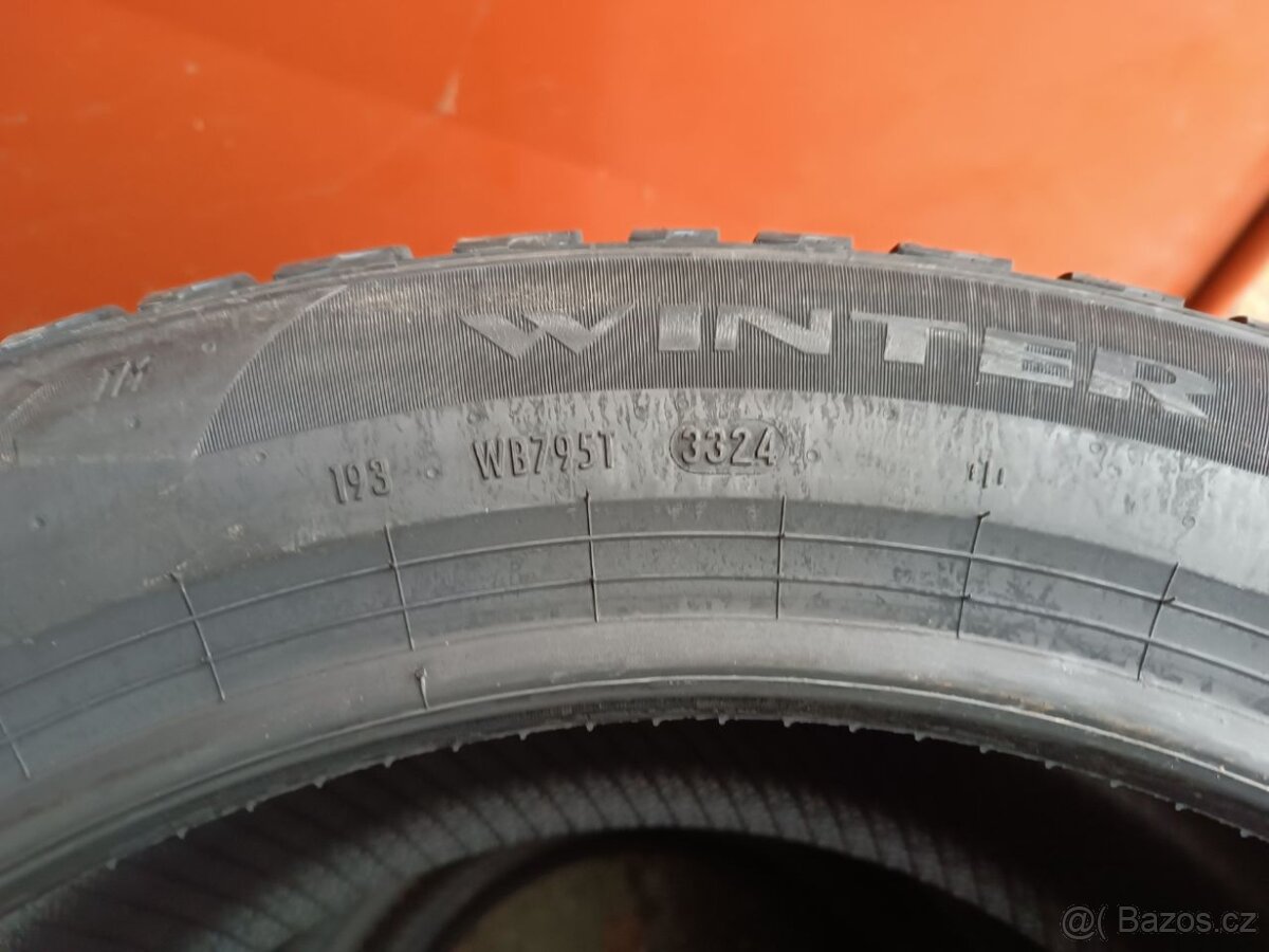 zimní Pirelli Winter 235.45.18 98V XL - 3