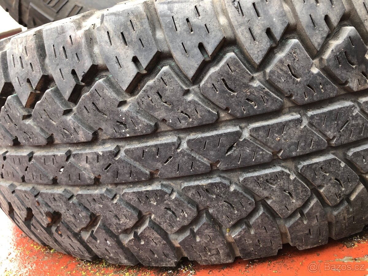 Universalni pneu 285/75r16 - 3