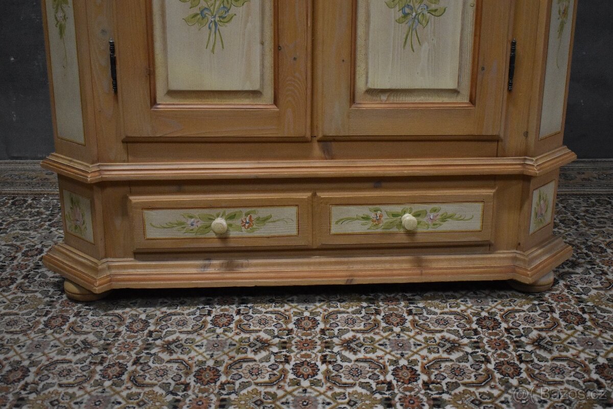 Šatní skříň zdobená - 3