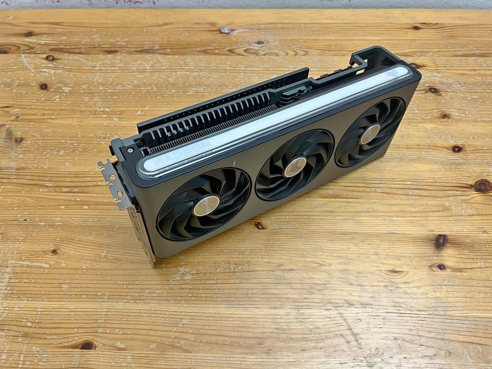 SAPPHIRE NITRO+ AMD Radeon RX 7900 XT - 3