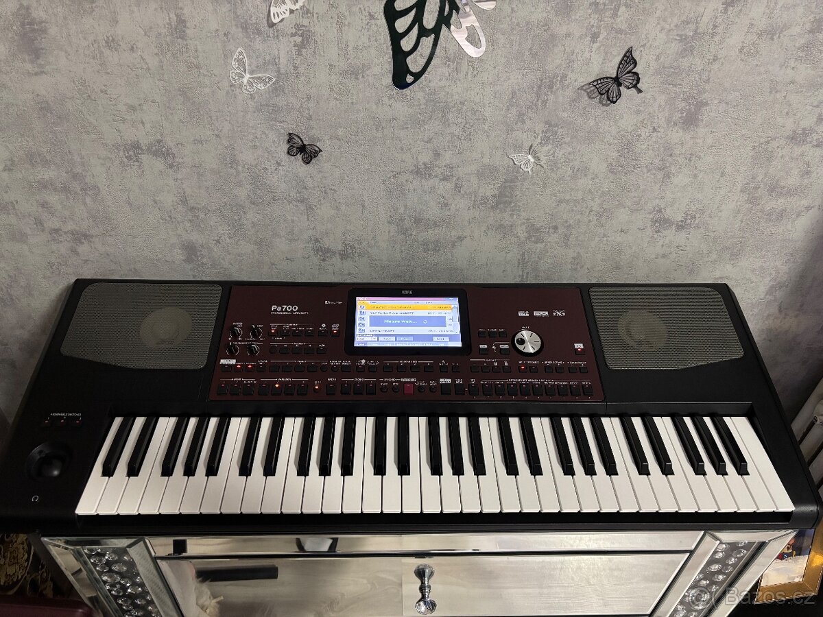 Prodám vyměním Korg pa 700 HdMi - 3