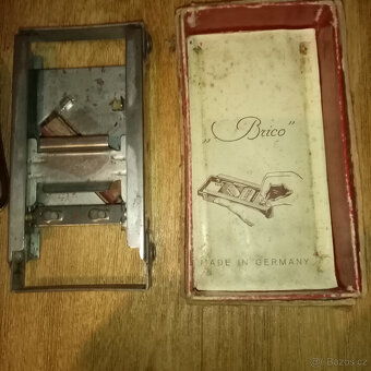 Prodám staré břitvy 5 kusů a nůž na dopisy,německou brusku ž - 3