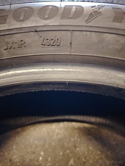 205/55/17 zimní Goodyear - 3