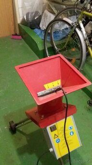 Prodám drtič zahradního odpadu Shark 2,3kW - 3