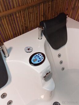 Hydromasážní vana Carmen pravá s ohřívačem vody - 3
