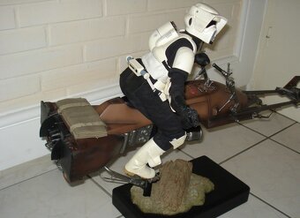STAR WARS SIDESHOW Scout Trooper s motorkou Speeder Premium - 3