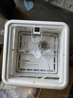 Prodám střešní okno s ventilátorem. 12 v s moskytierou - 3