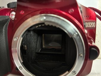 Nikon D3200 (Červený) Set s VR Objektivem a Brašnou Lowepro - 3
