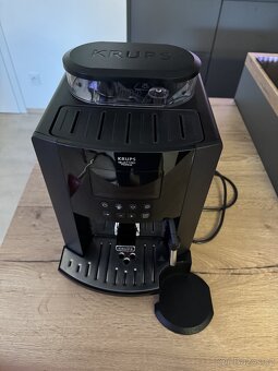 Kávovar KRUPS EA819N10 Arabica Latte - 3