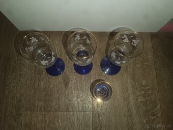 Modré zdobené sklo - 3