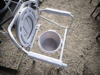 Prodám chodítko a přenosné WC - 3