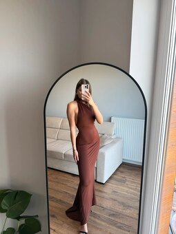 Hnědé dlouhé sexy šaty s odhalenými zády - 3
