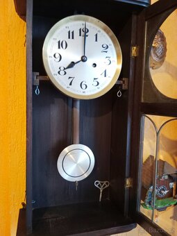 Hezké, staré nástěnné pérové bicí hodiny pendlovk - 3