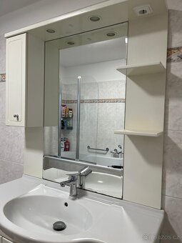 Koupelnová skříňka s umyvadlem, zrcadlem a osvětlením - 3