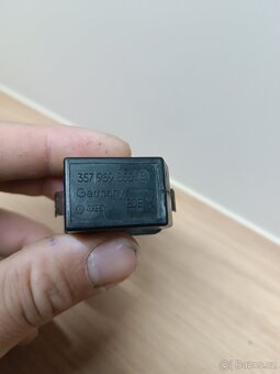 SPÍNAČ STŘEŠNÍHO OKNA 357 959 855 B OEM: 357 959 855 B - 3