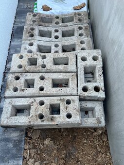 Betonové patky pro plotová pole - 3